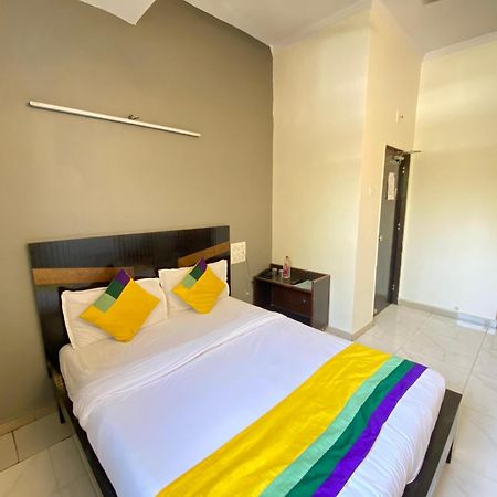 Hotel Aakash Navrangpura Ahmedabad Bagian luar foto