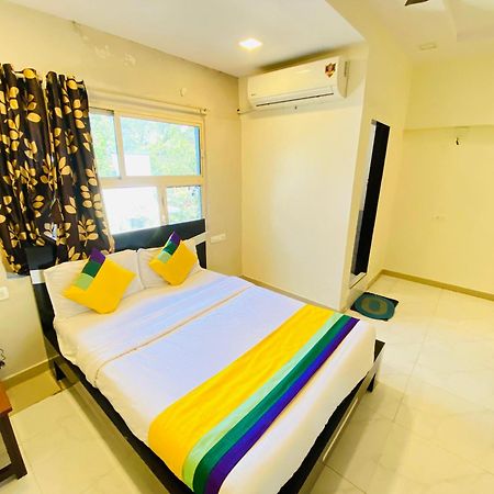 Hotel Aakash Navrangpura Ahmedabad Bagian luar foto