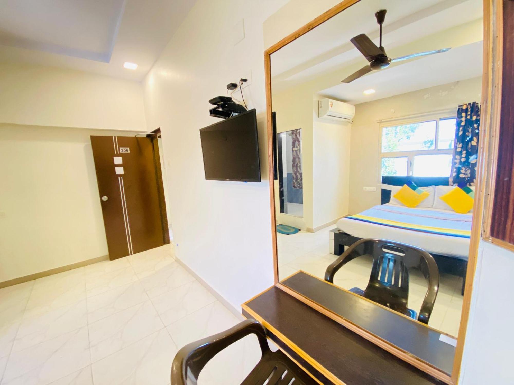 Hotel Aakash Navrangpura Ahmedabad Bagian luar foto