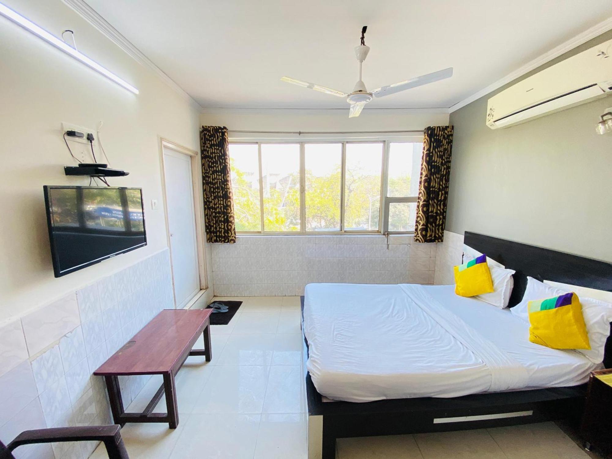 Hotel Aakash Navrangpura Ahmedabad Bagian luar foto