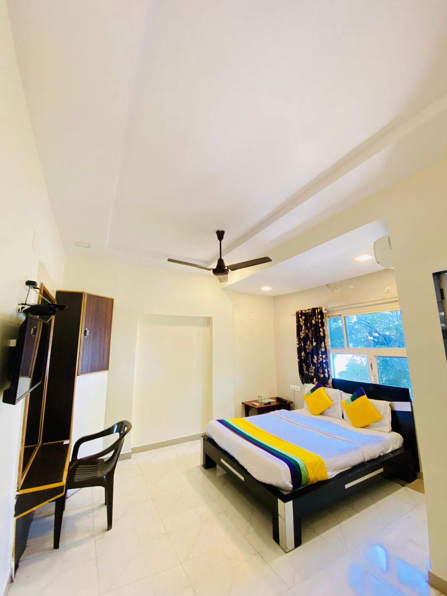Hotel Aakash Navrangpura Ahmedabad Bagian luar foto