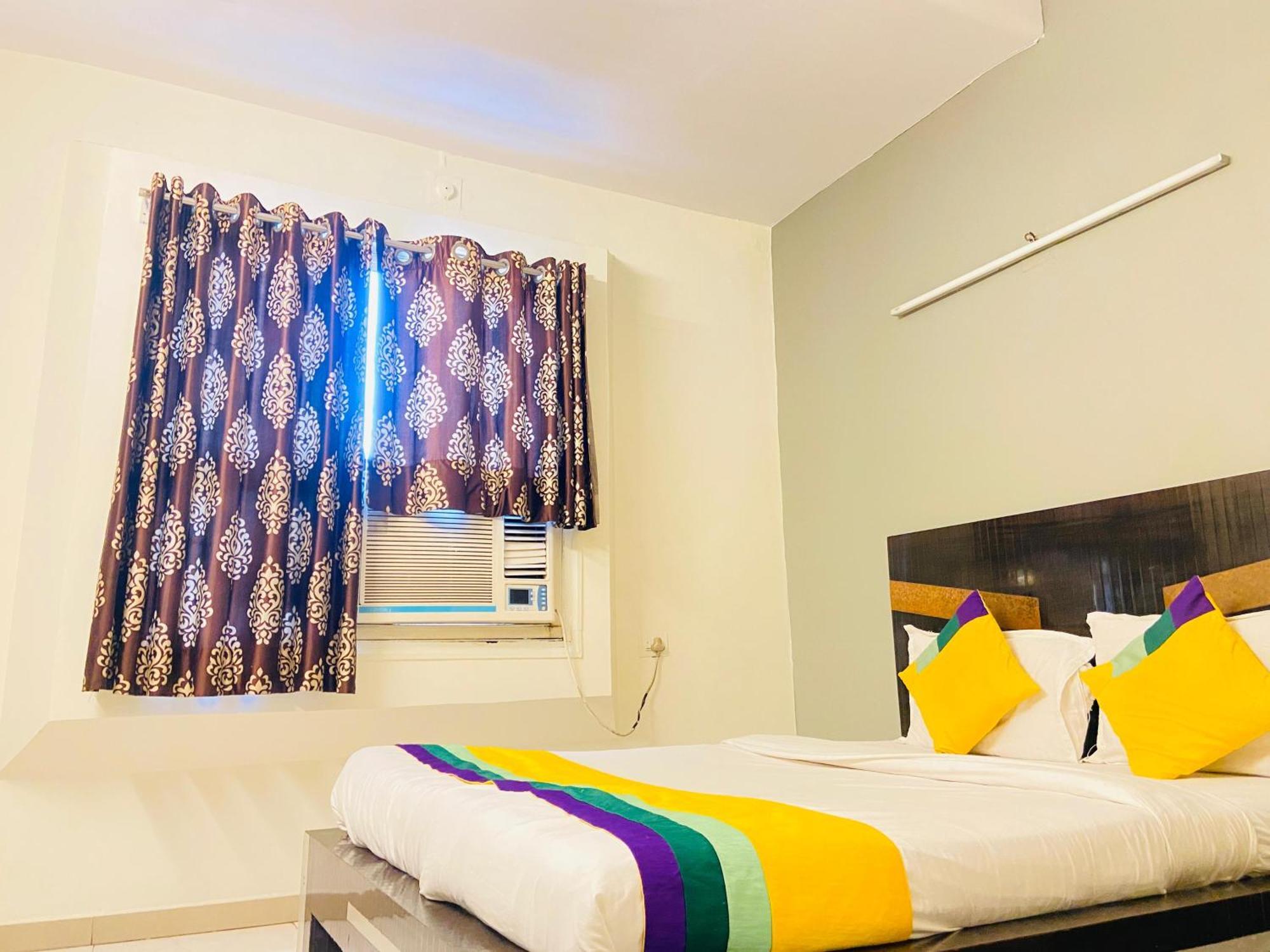 Hotel Aakash Navrangpura Ahmedabad Bagian luar foto