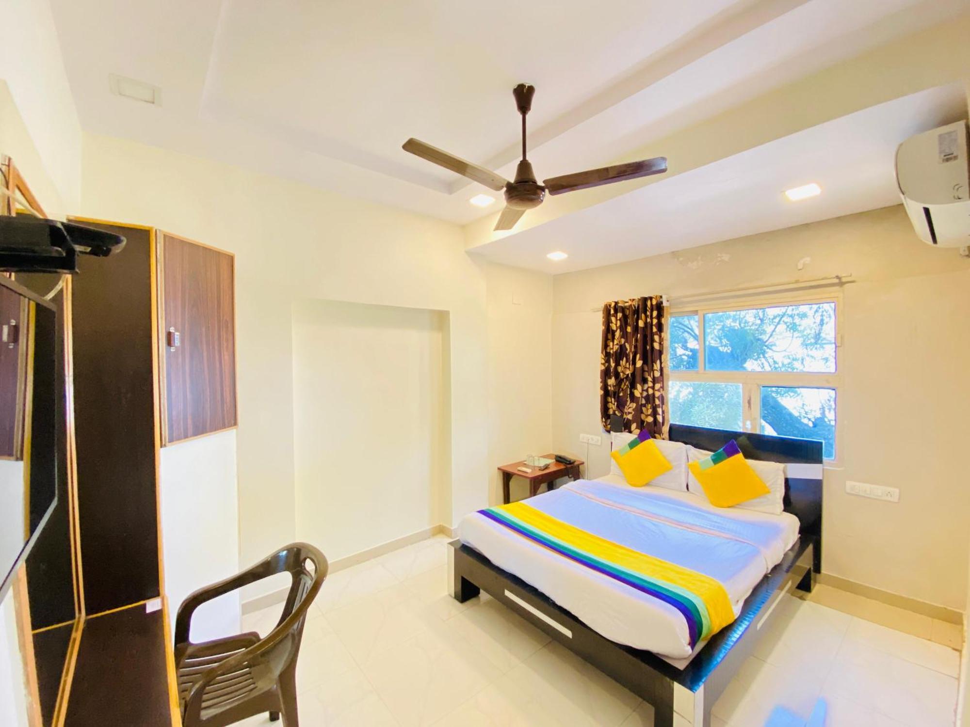 Hotel Aakash Navrangpura Ahmedabad Bagian luar foto