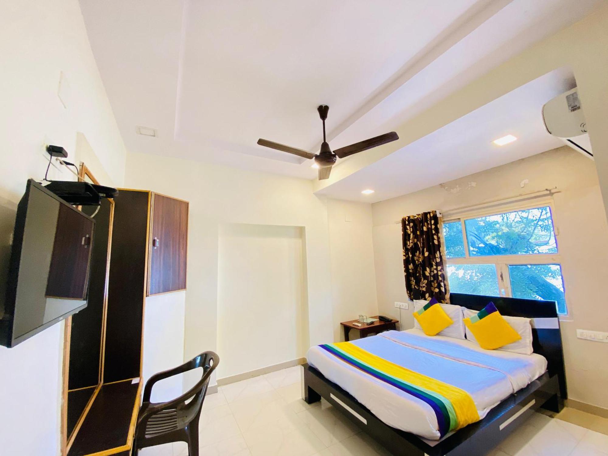 Hotel Aakash Navrangpura Ahmedabad Bagian luar foto
