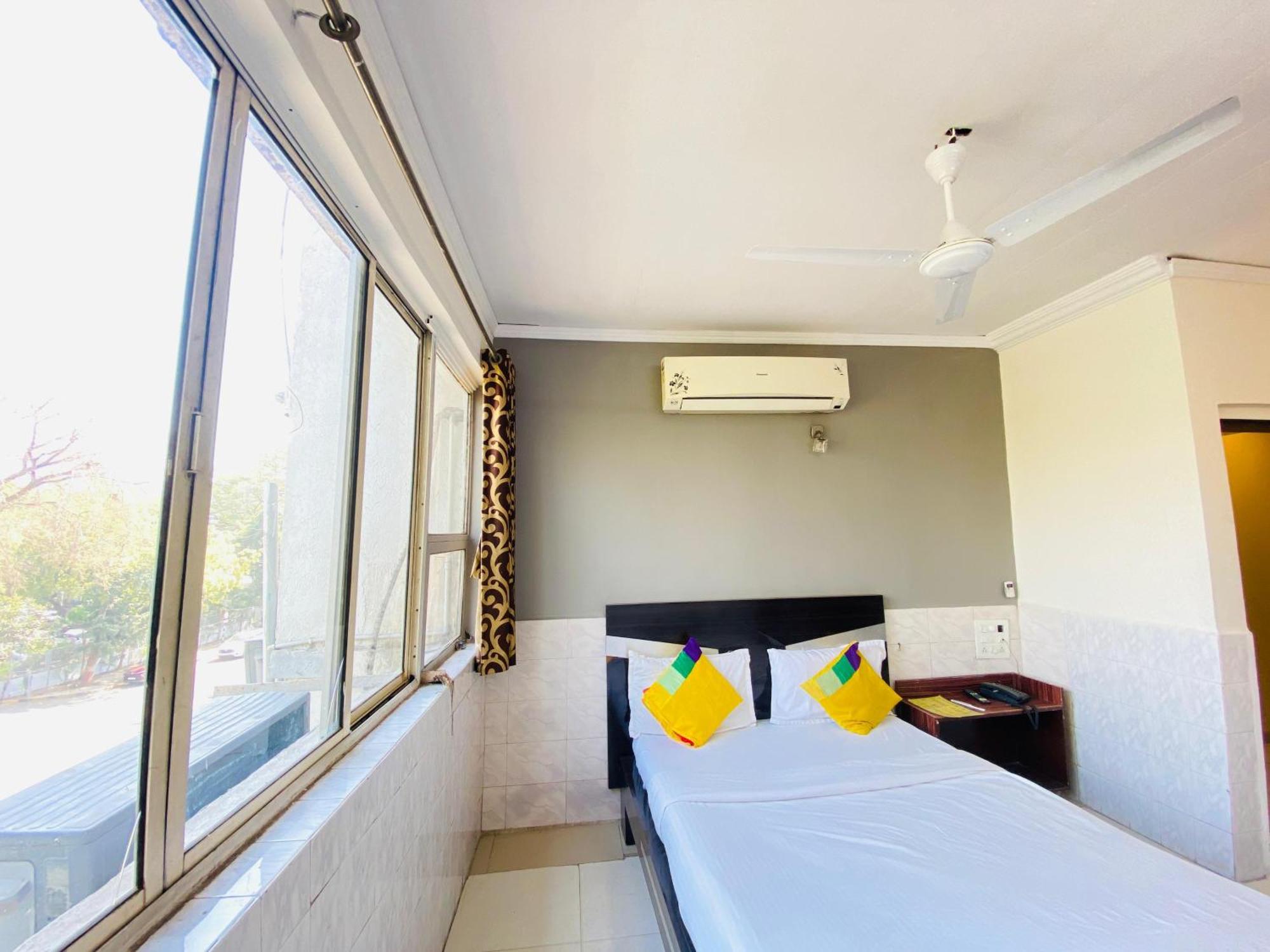 Hotel Aakash Navrangpura Ahmedabad Bagian luar foto