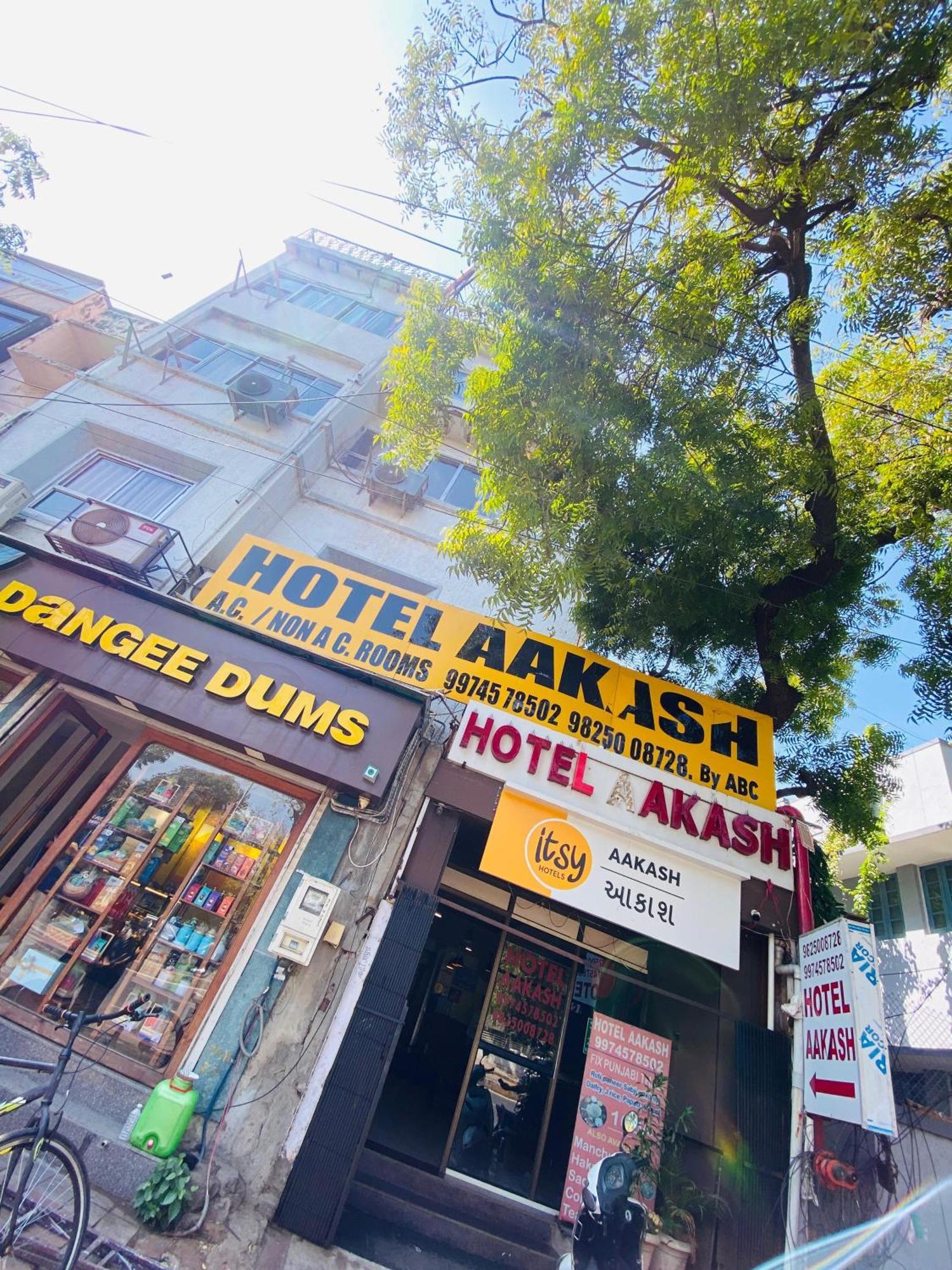 Hotel Aakash Navrangpura Ahmedabad Bagian luar foto
