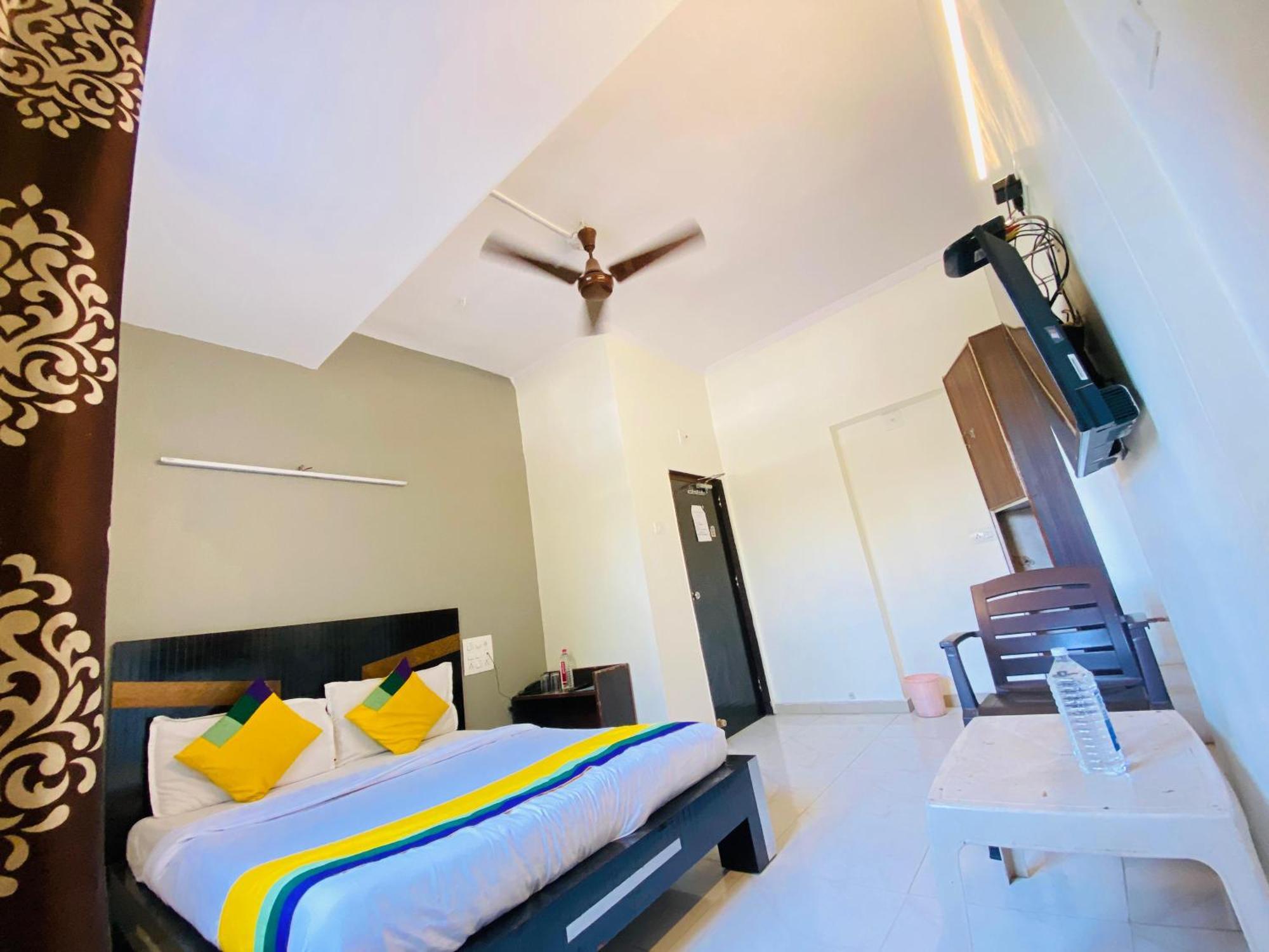 Hotel Aakash Navrangpura Ahmedabad Bagian luar foto