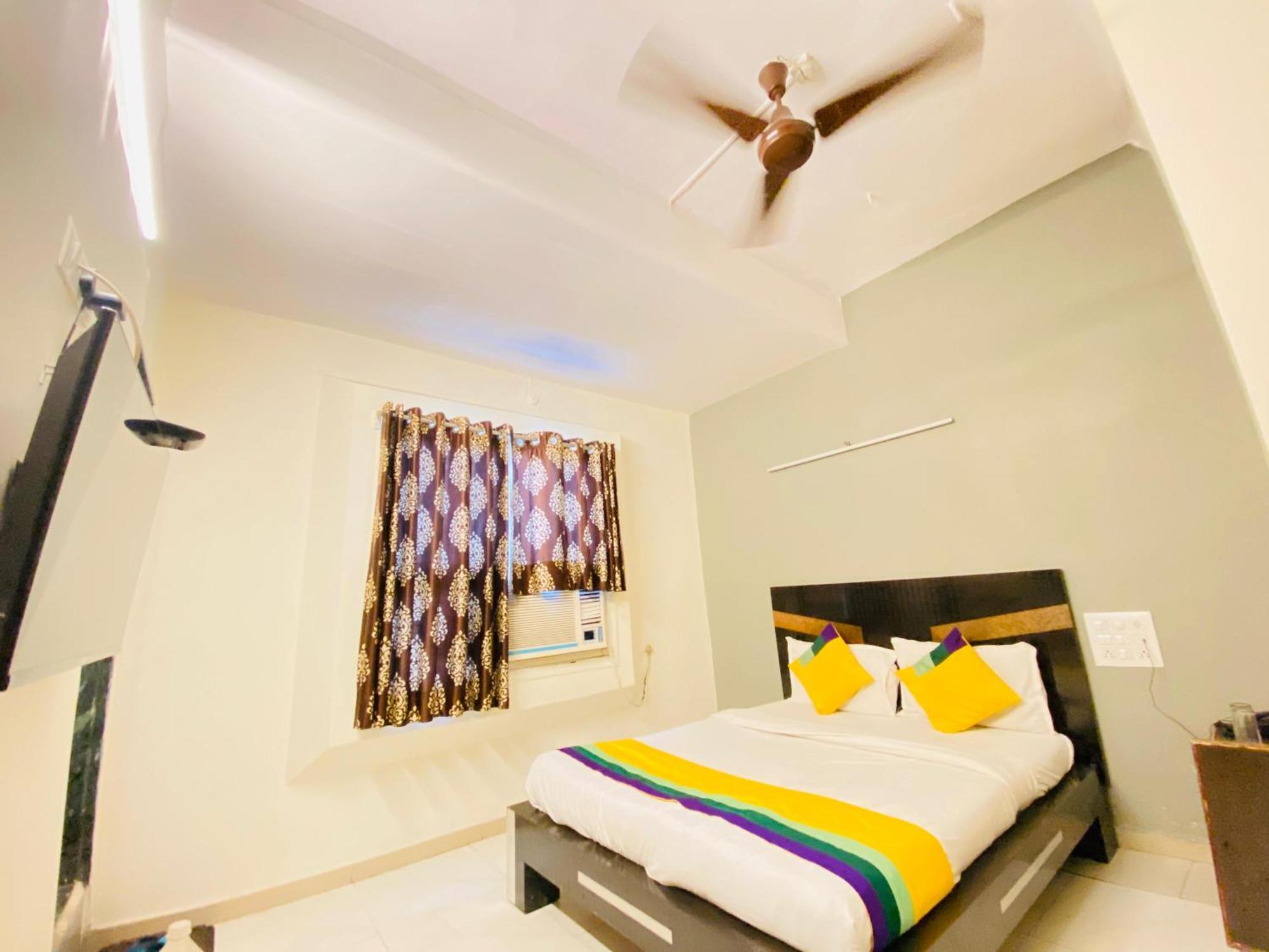 Hotel Aakash Navrangpura Ahmedabad Bagian luar foto