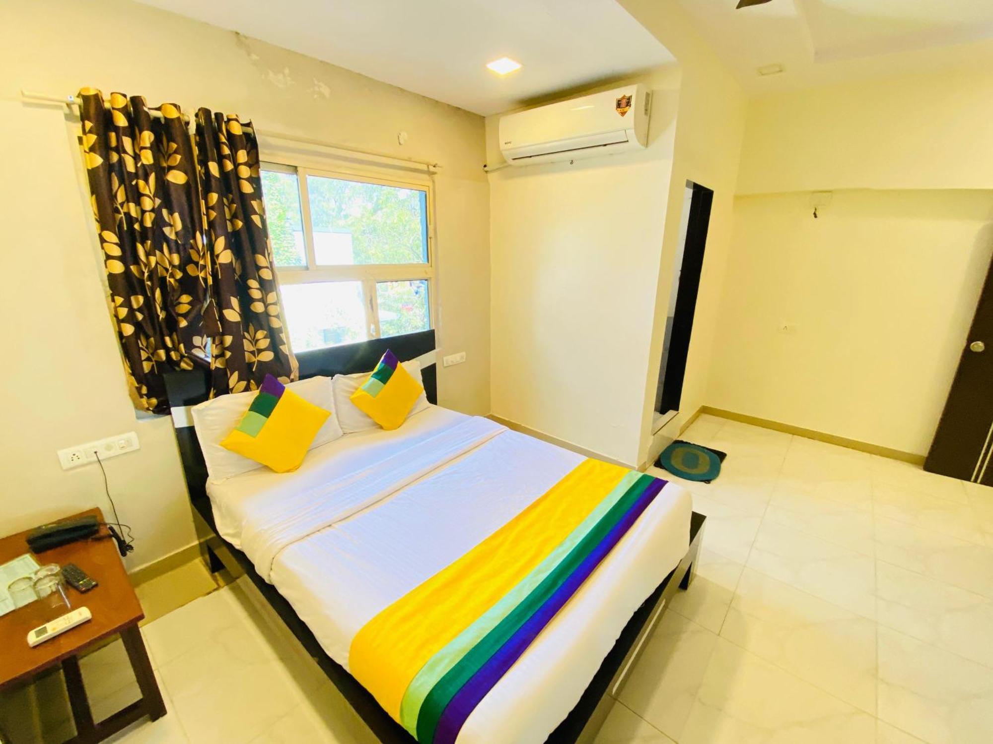 Hotel Aakash Navrangpura Ahmedabad Bagian luar foto