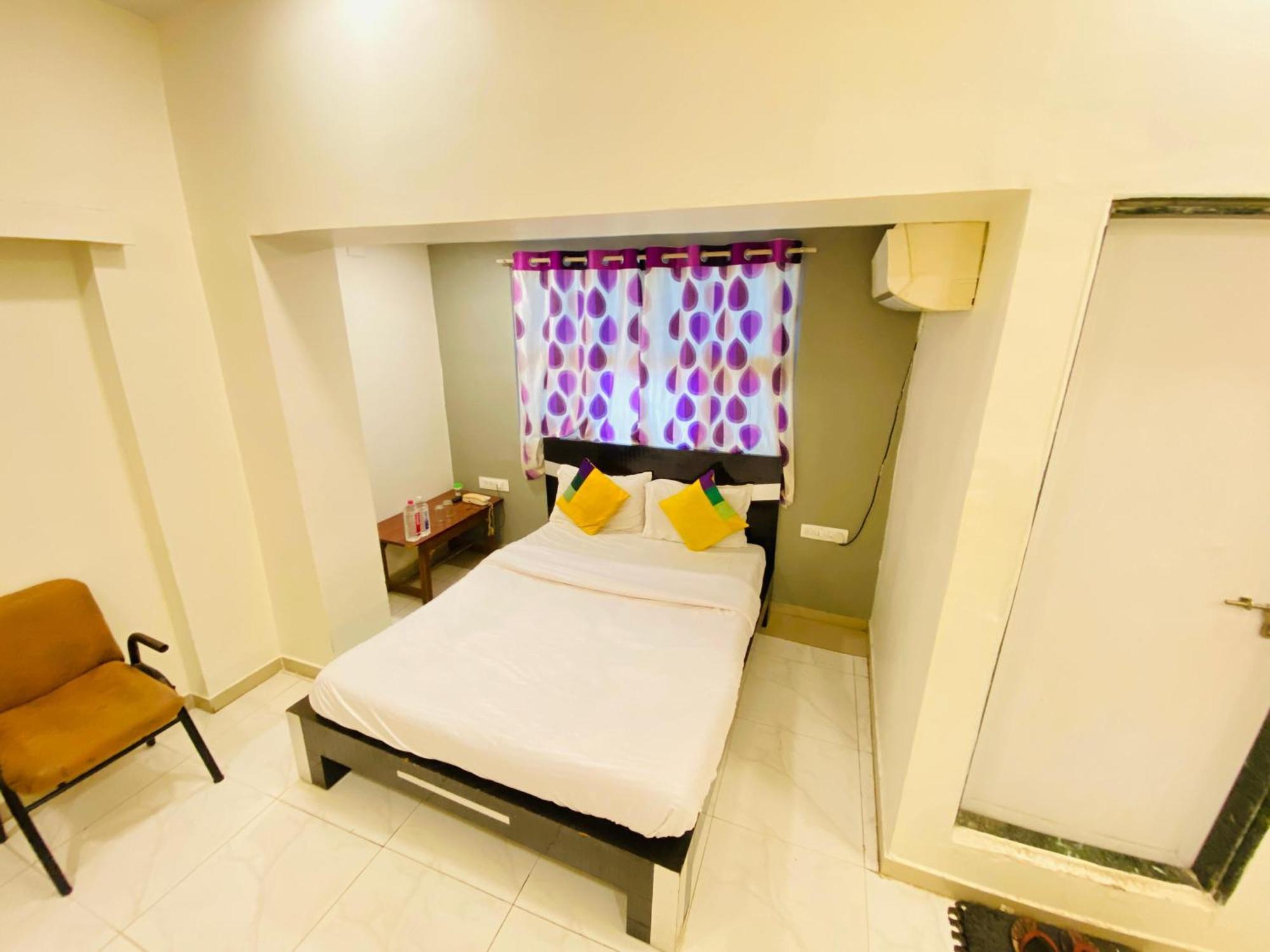 Hotel Aakash Navrangpura Ahmedabad Bagian luar foto