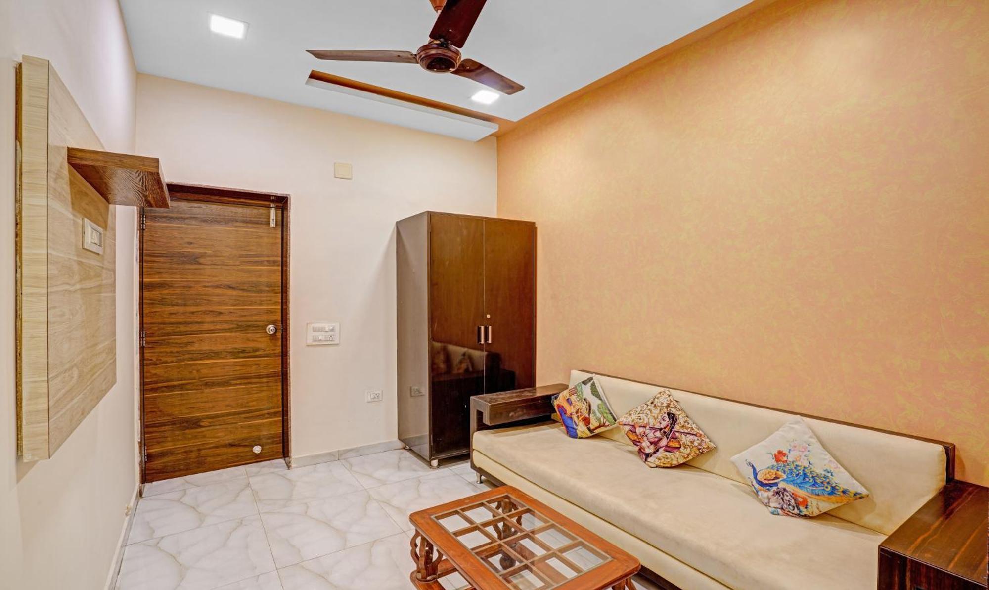 Hotel Aakash Navrangpura Ahmedabad Bagian luar foto
