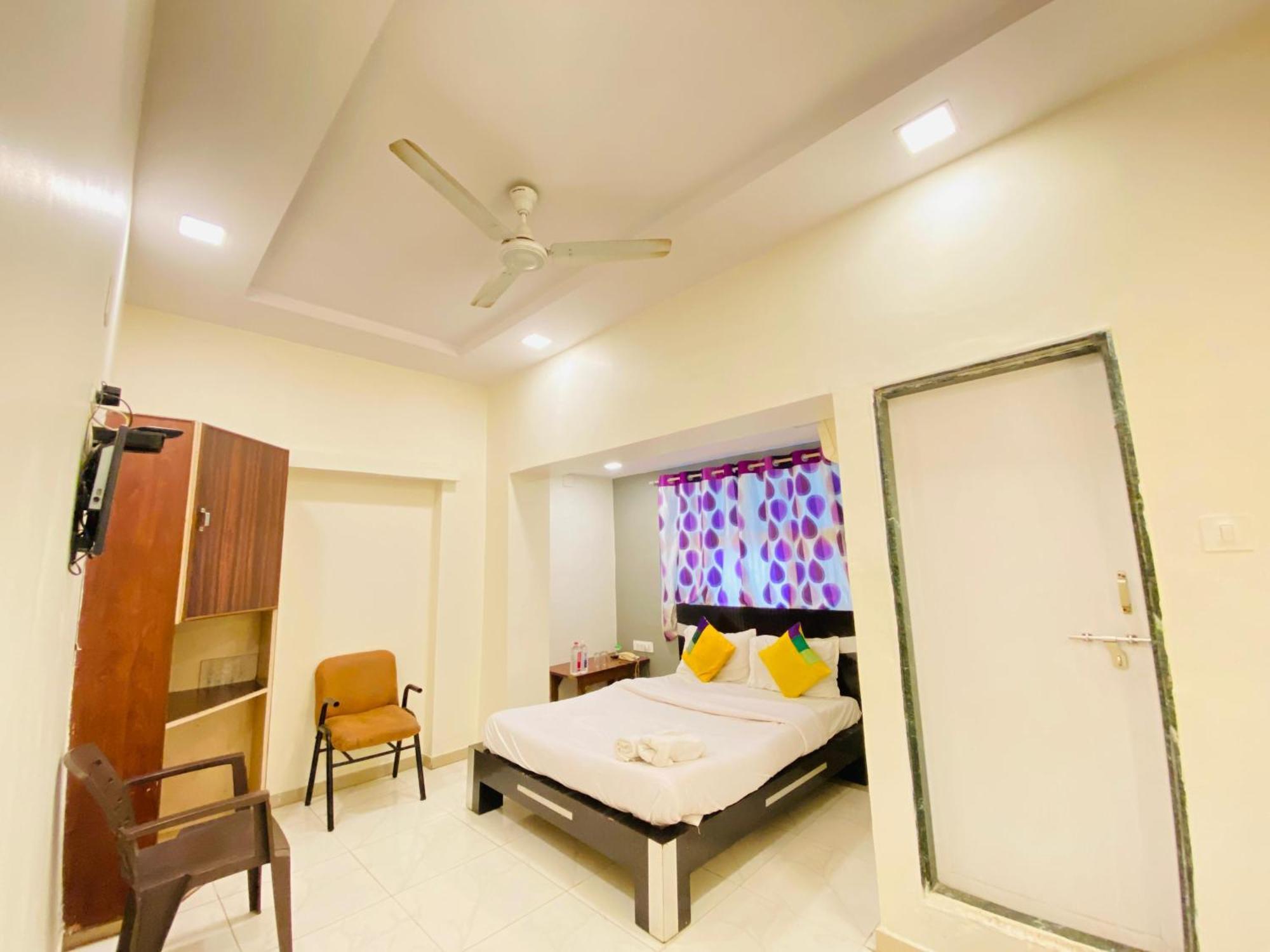 Hotel Aakash Navrangpura Ahmedabad Bagian luar foto