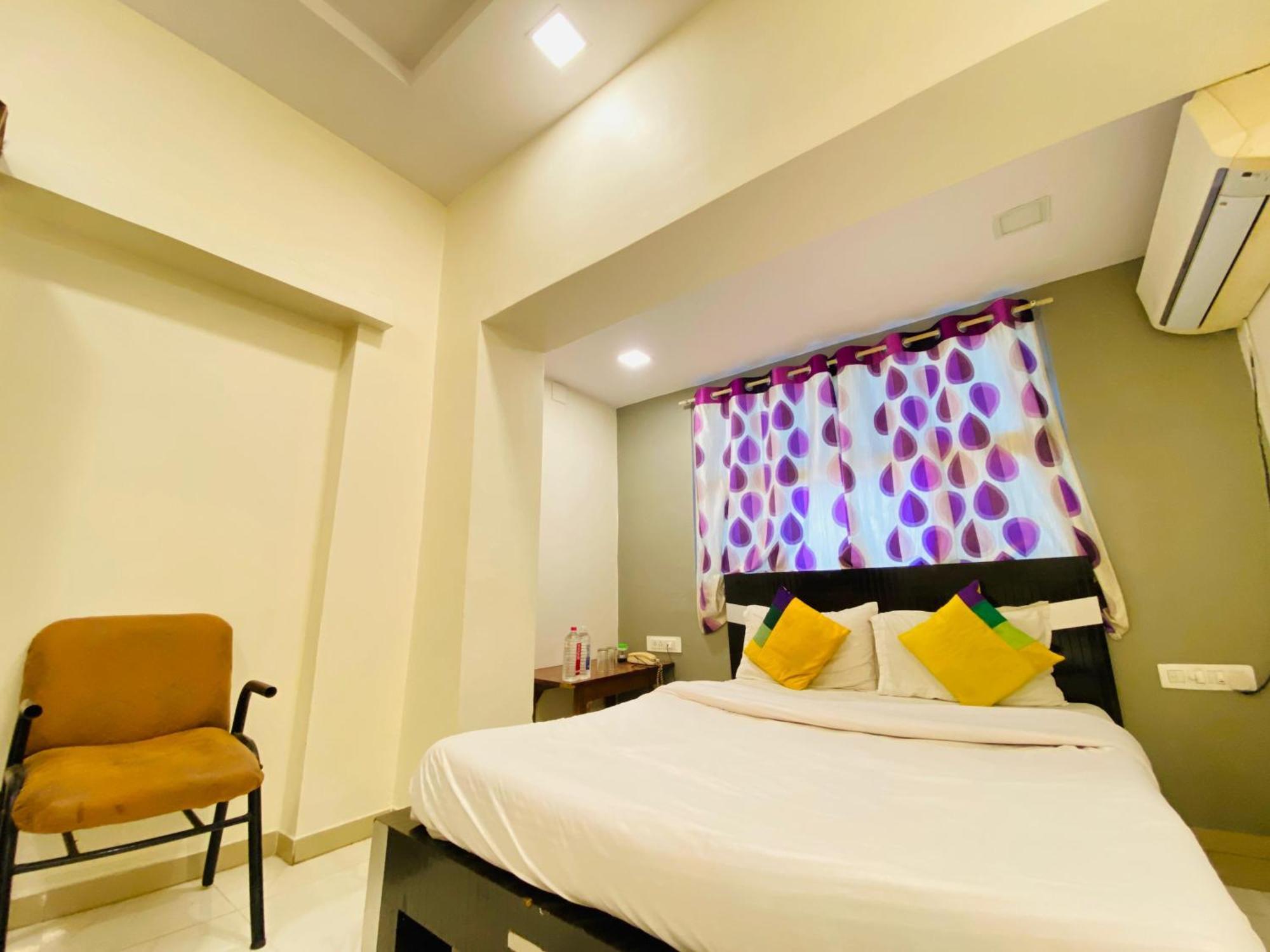 Hotel Aakash Navrangpura Ahmedabad Bagian luar foto
