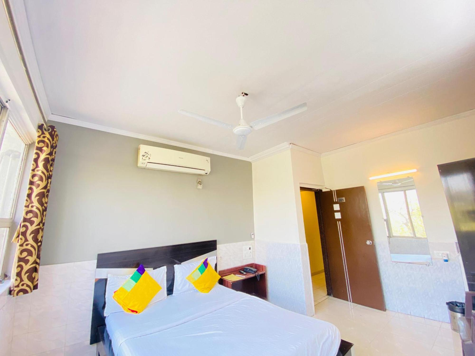 Hotel Aakash Navrangpura Ahmedabad Bagian luar foto