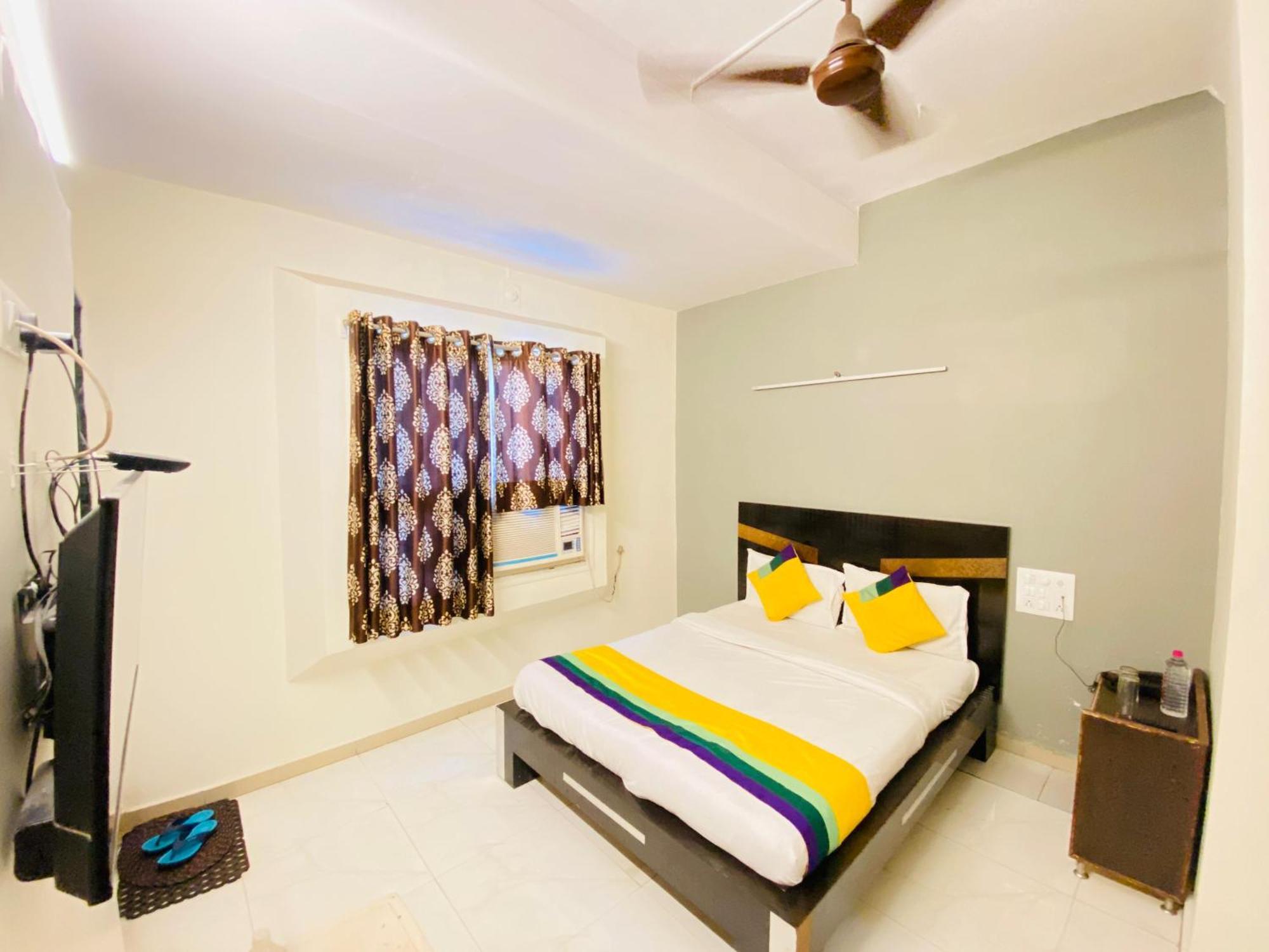 Hotel Aakash Navrangpura Ahmedabad Bagian luar foto