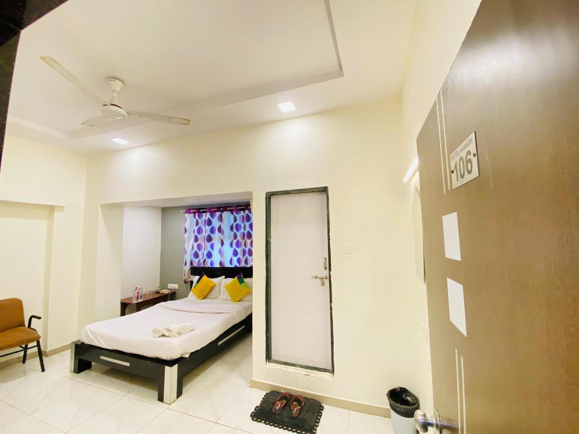 Hotel Aakash Navrangpura Ahmedabad Bagian luar foto