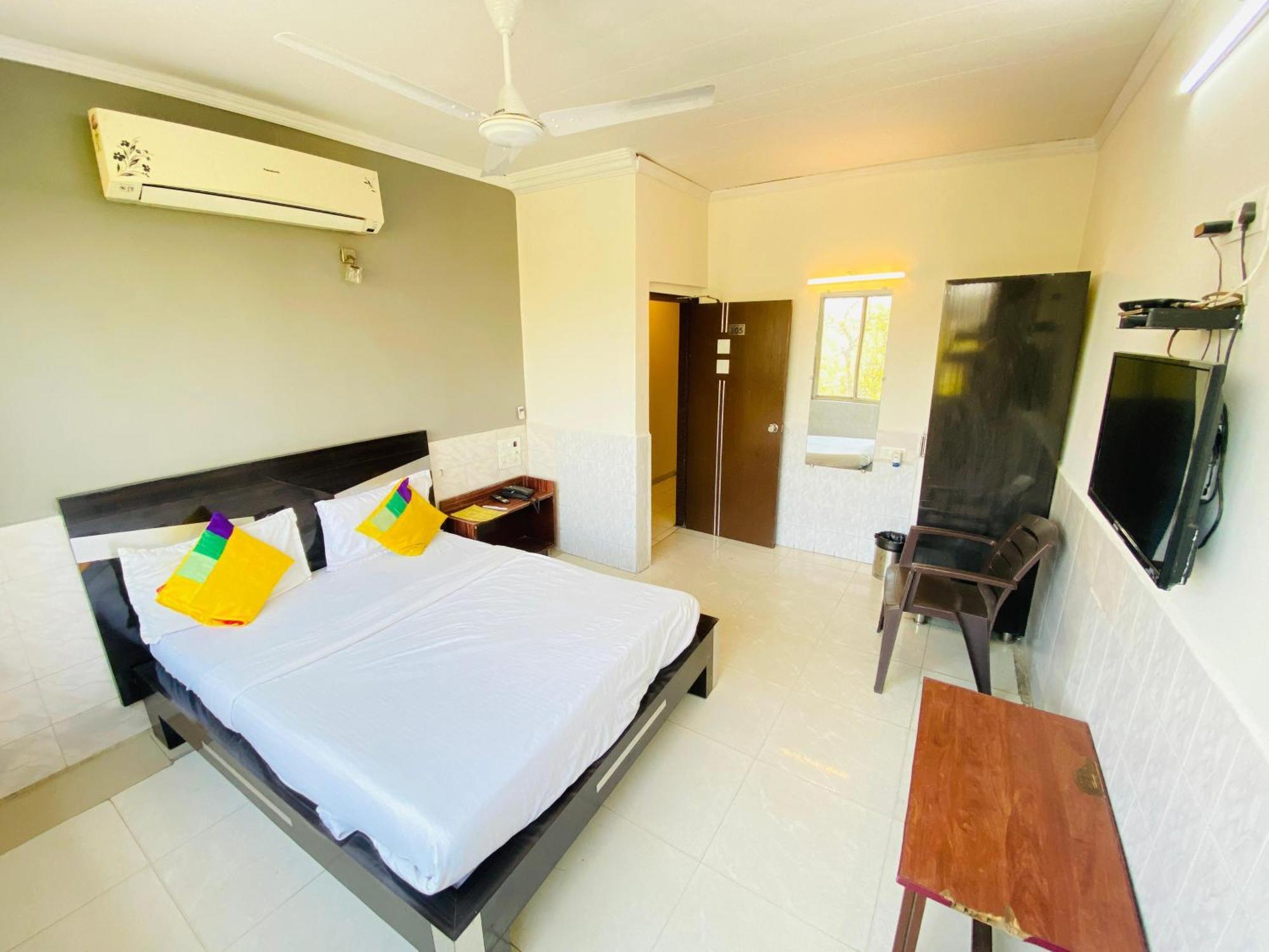 Hotel Aakash Navrangpura Ahmedabad Bagian luar foto