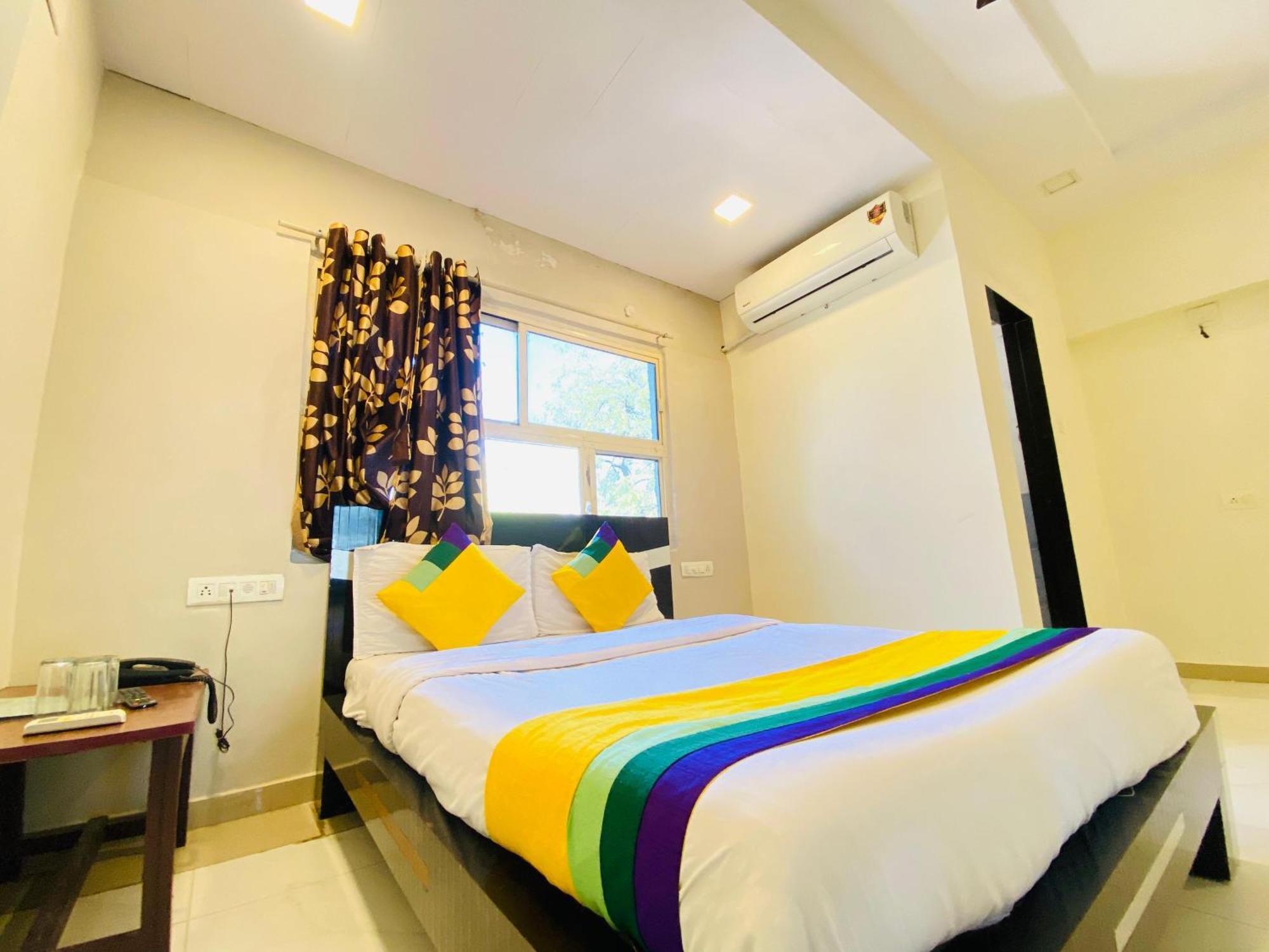 Hotel Aakash Navrangpura Ahmedabad Bagian luar foto