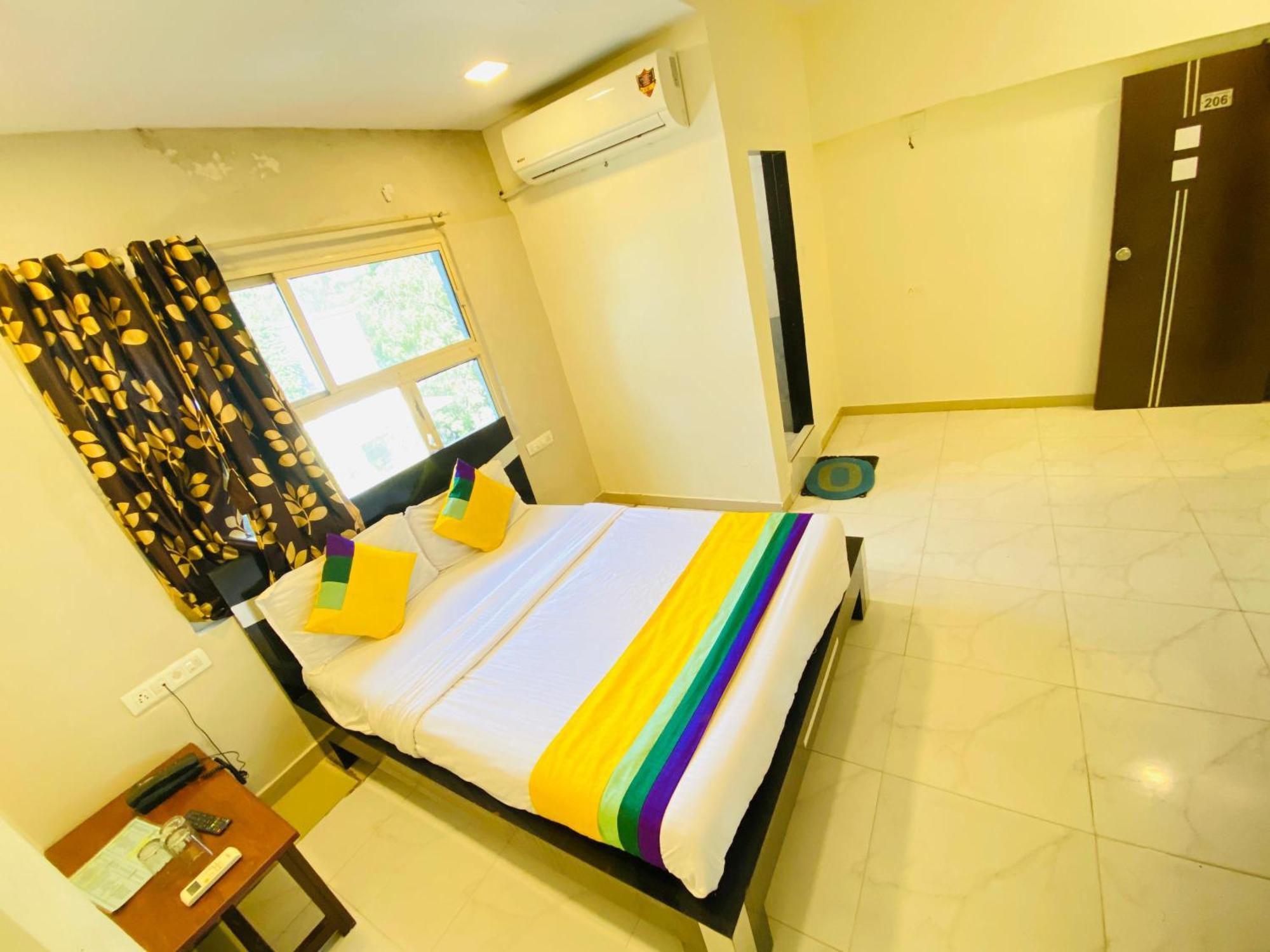 Hotel Aakash Navrangpura Ahmedabad Bagian luar foto