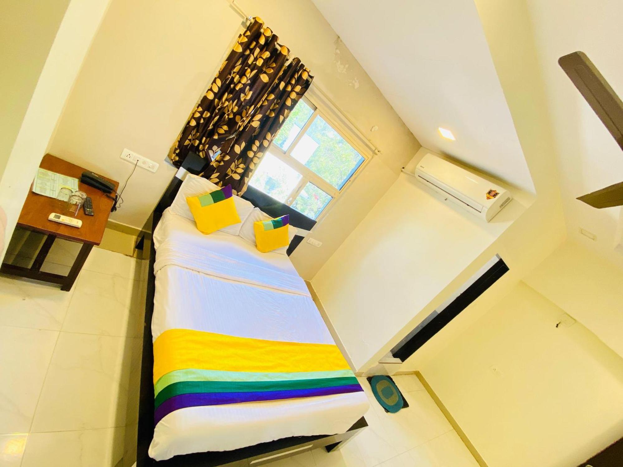 Hotel Aakash Navrangpura Ahmedabad Bagian luar foto